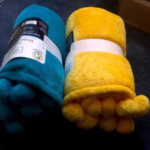 POM POM THROWS